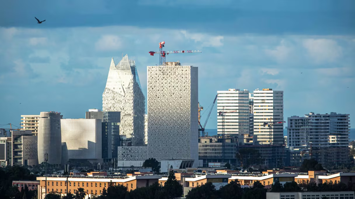 لماذا تظل الكلفة القانونية للاستثمار بالمغرب مرتفعة رغم تحسن مناخ الأعمال؟