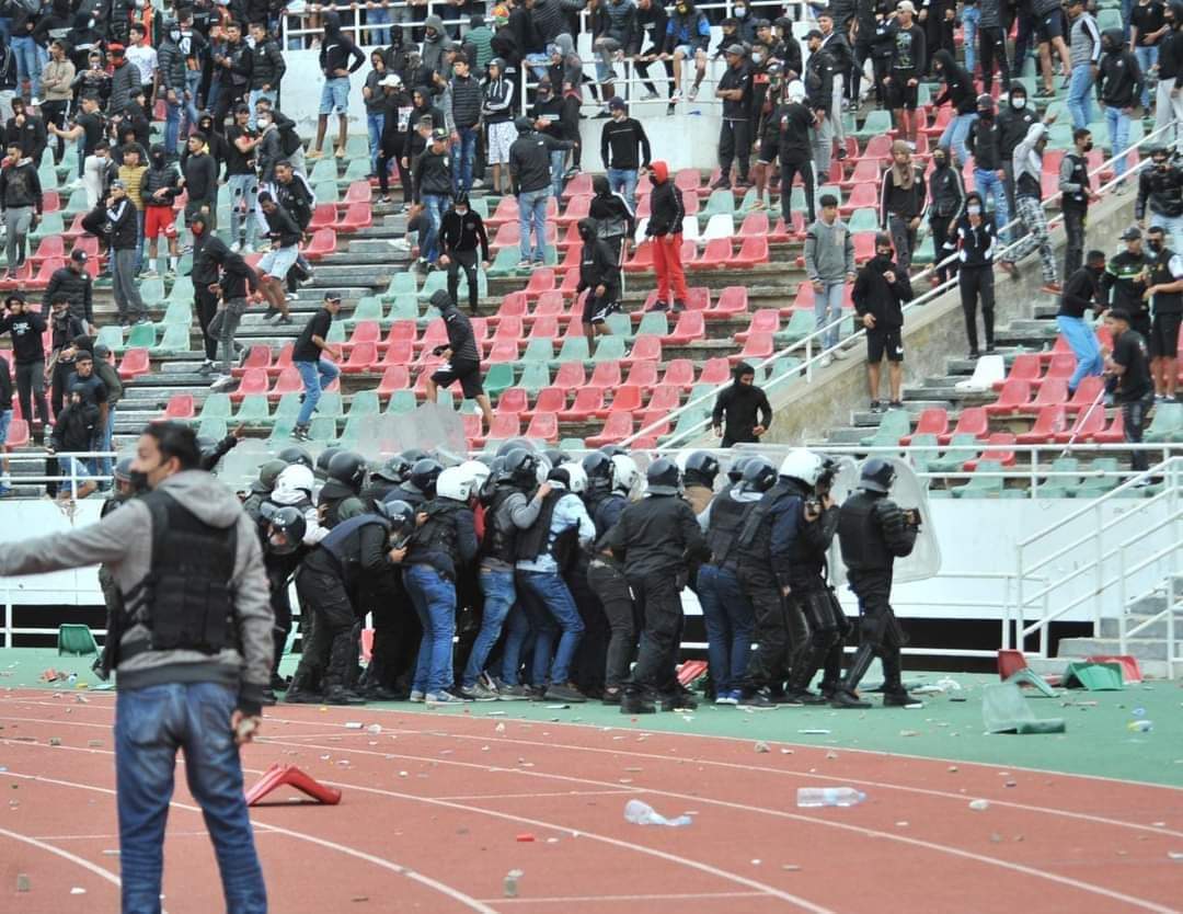 الشغب في ملعب الرباط.. النيابة العامة تعلن عن إيقاف 70 شخصا