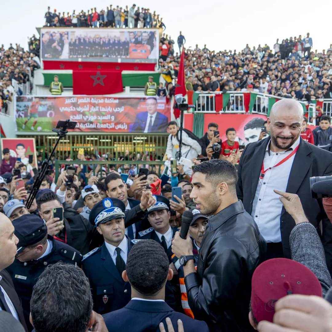 بعد تكيرمه.. هذه وعود أشرف حكيمي لمسؤولي وأبناء مدينة القصر الكبير