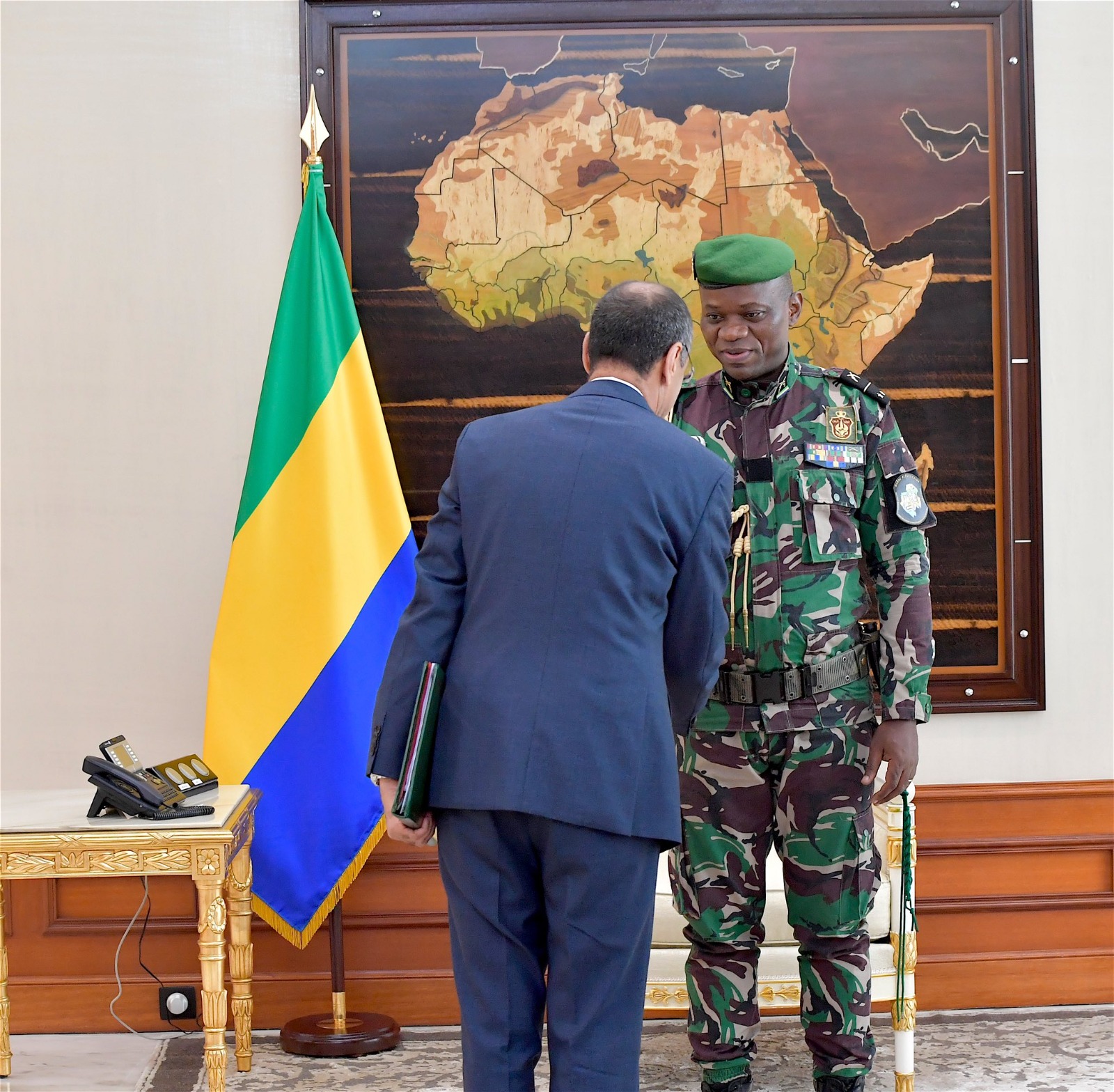 بعد سقوط نظام بونغو.. رئيس الفترة الانتقالية بالغابون يستقبل السفير المغربي