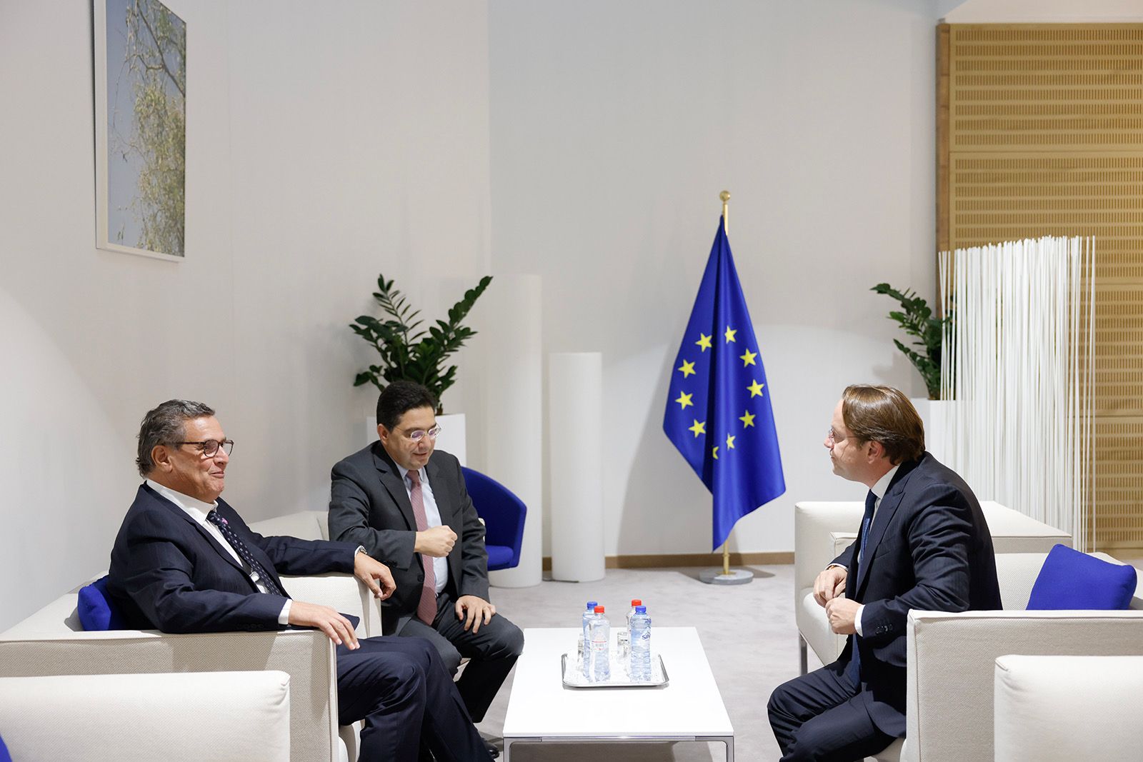 أخنوش يبحث مع المفوض الأوربي للجوار تعزيز الشراكة الاستراتيجية بين المغرب والاتحاد الأوربي