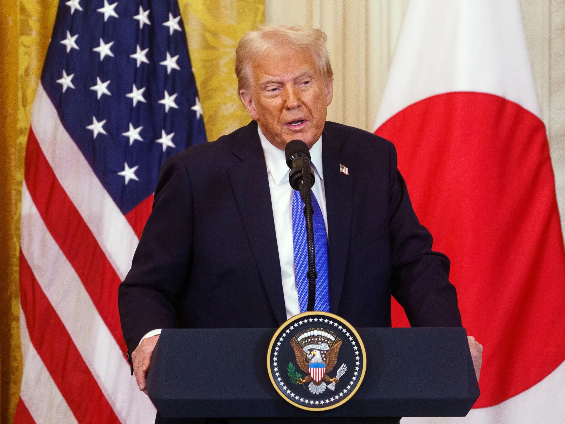 ترامب يعلن زيادة نسبة الرسوم الجمركية الأمريكية من 10% إلى 15%