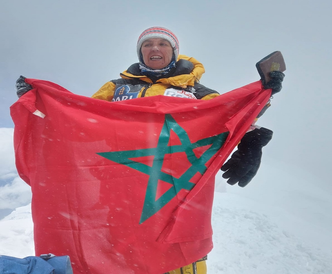 بشرى بايبانو تتلقى تهنئة ملكية بعد رفعها العلم الوطني بقمة أنابورنا بجبال الهمالايا