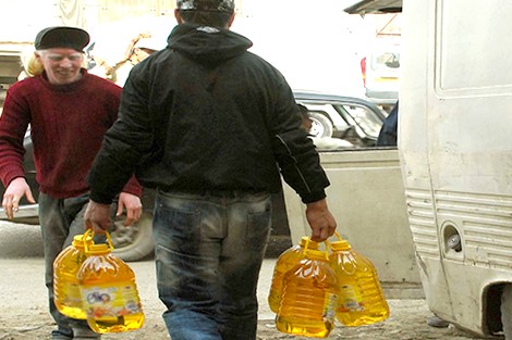 طوابير وزيتٌ للبالغين فقط.. أزمة المواد الغذائية تستمر بالجزائر