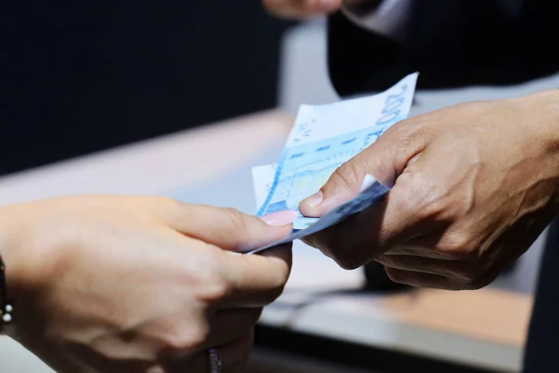 رغم الرقمنة ومحاولات الإدماج المالي.. الكاش يتضاعف إلى 414 مليار درهم