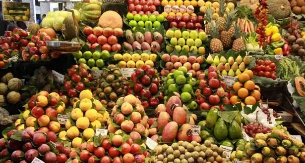 مطالب بتنظيم توزيع الفواكه وضبط الأسعار في السوق الوطنية