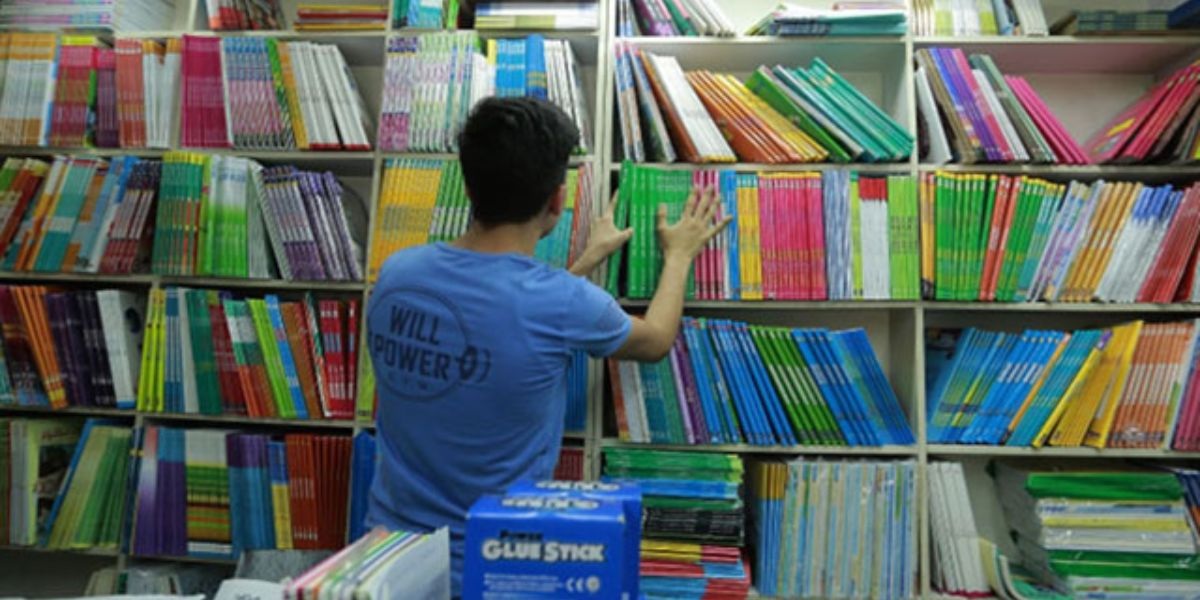 الكتبيون يتهمون المدارس الخصوصية بالترامي على بيع الكتب المدرسية