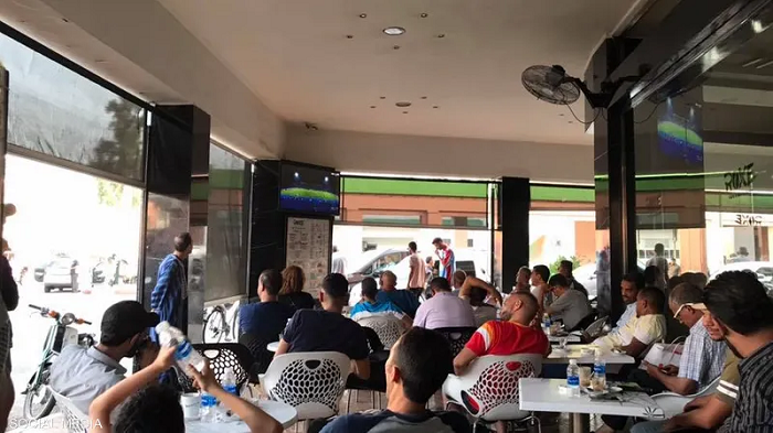 المقاهي تتهيأ لاستقبال مشجعي الأسود في لقائهم المصيري ضد البرتغال