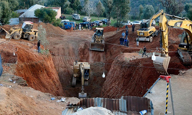 أمتار قليلة تفصل ريان عن المنقذين ومروحية طبية لنقله بسرعة