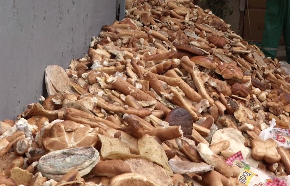 صادم.. المغاربة يرمون 32 مليون خبزة يوميا في حاويات الأزبال