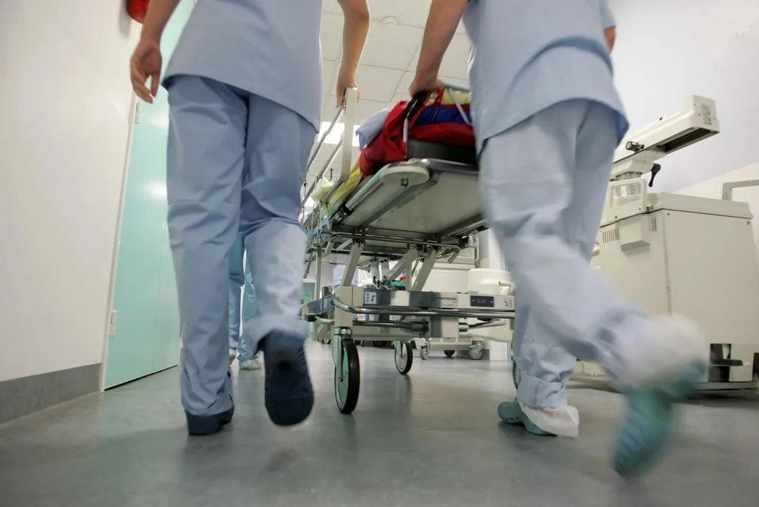 جناتي وصديقي مطلوبان بالبرلمان بسبب تسمم غذائي