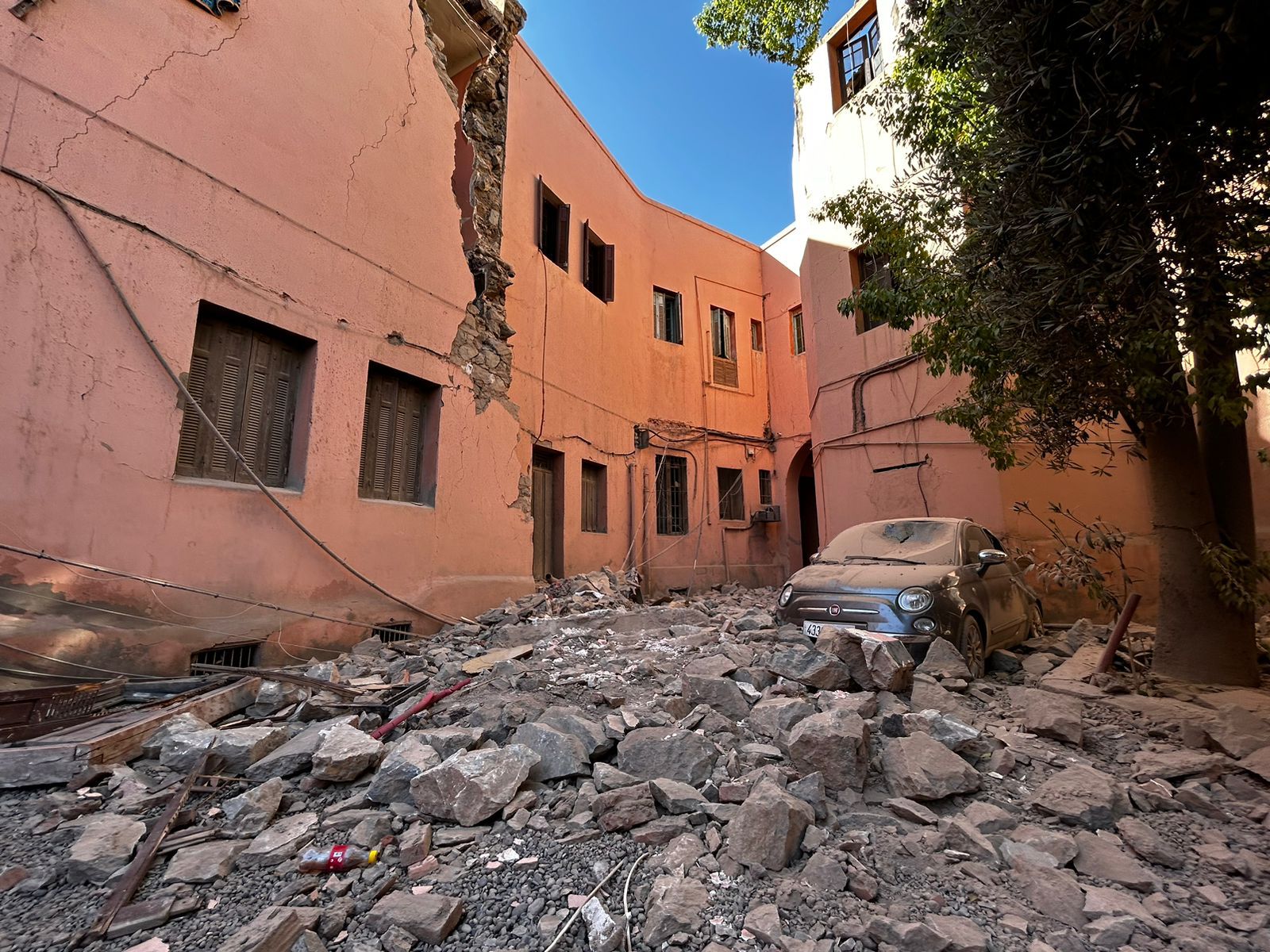 حصيلة وفيات زلزال المغرب تقفز إلى 2122 شخصا