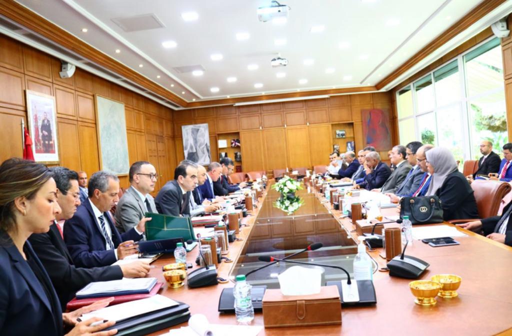 لقجع يترأس أشغال الدورة العادية للجنة توجيه ومراقبة الأعمال الاجتماعية لموظفي المالية