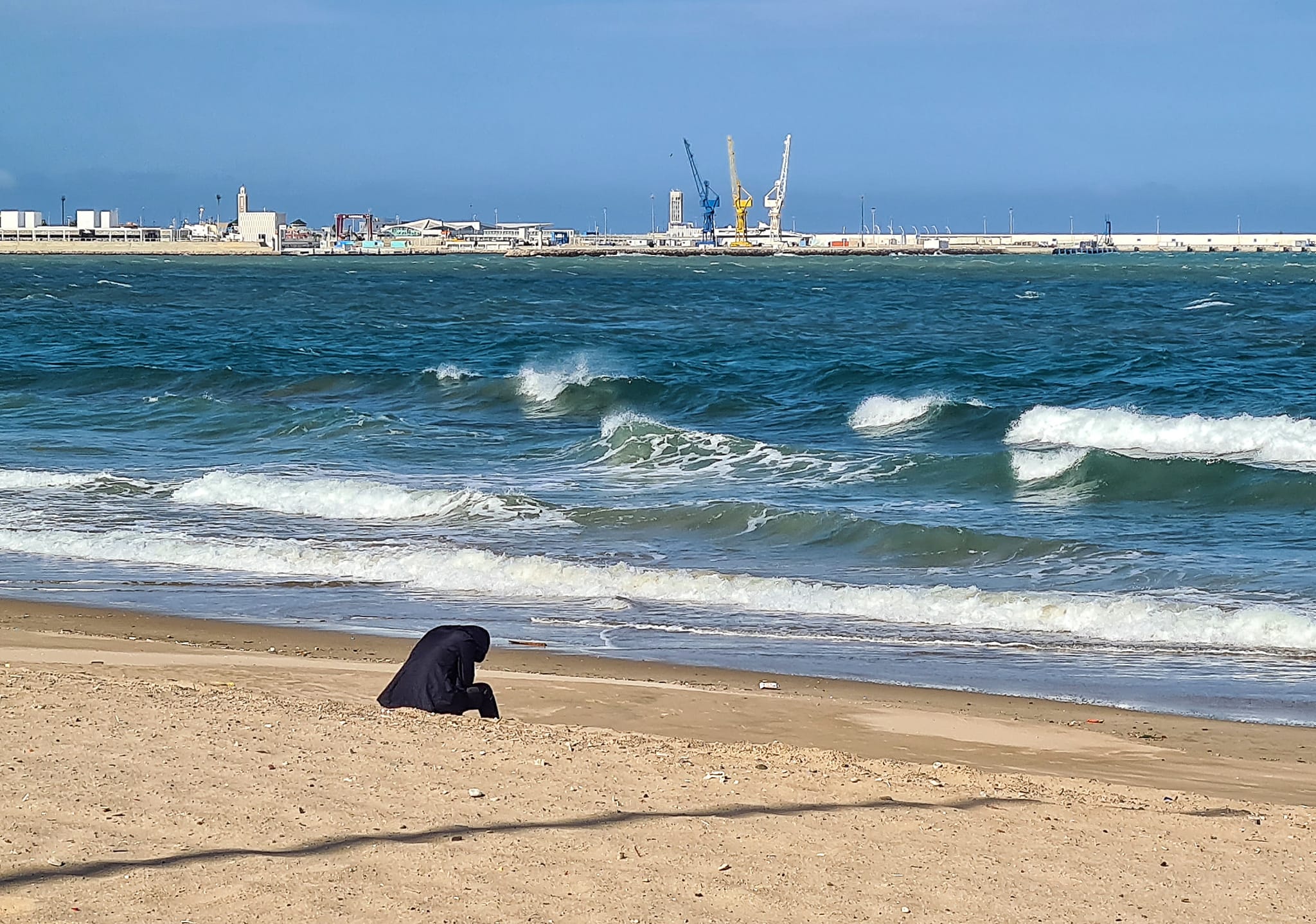 استمرار موجة الحرارة وبحر قليل الهيجان بسواحل هذه المدن