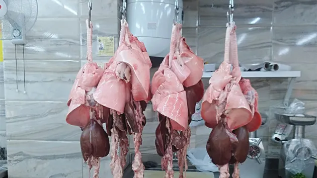 "الدوارة" بأكثر من 700 درهم.. فوضى في أسعار اللحوم قبل العيد