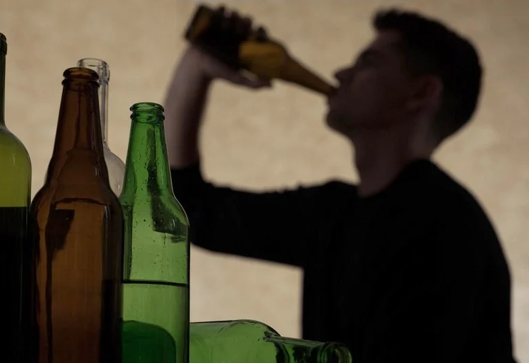 التحقيق في خمور مسمومة أودت بحياة شخص بالحسيمة