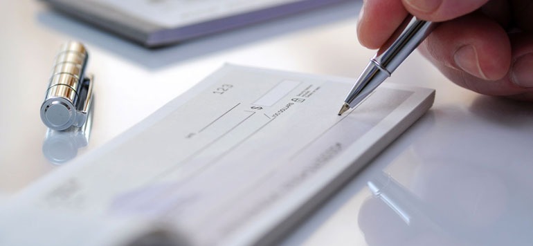 البنوك رفضت صرف 50 ألف شيك شهريا