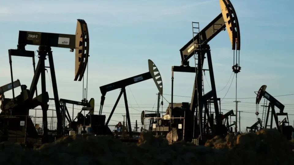 النفط يقفز بأكثر من 2% وسط مخاوف بشأن إمدادات الخام