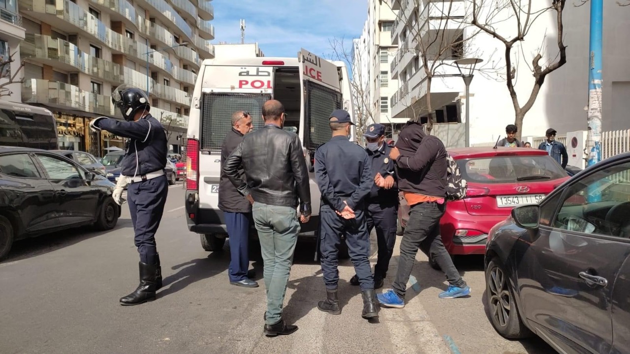 اعتقال شباب يتناولون الغداء نهار رمضان.. هكذا علقت الحكومة