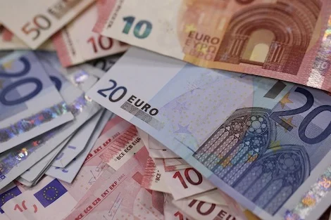 الأورو يعود إلى التراجع أمام الدرهم في أسواق الصرف