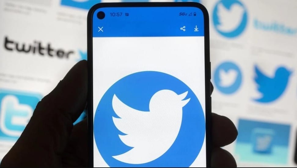 وزير فرنسي يهدد "تويتر" بالحظر في أوربا