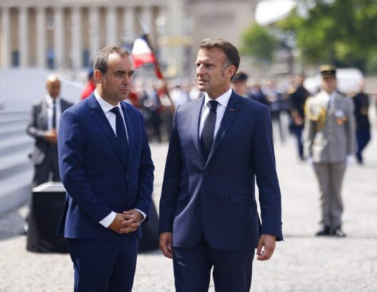 بعد يوم من إعلان حكومته.. رئيس الوزراء الفرنسي لوكورنو يستقيل