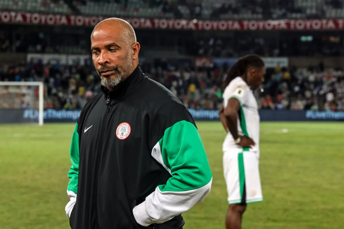 مدرب نيجيريا يحذر: المنتخب المغربي يملك مفاتيح حسم النهائي