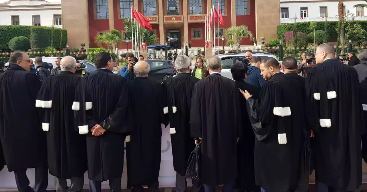 هيئة المحامين بالمغرب تعلن تعليق الخدمات المهنية مؤقتا