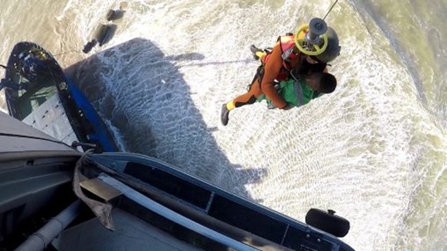 مروحيات البحرية الملكية تنقذ أطقم سفينتين أجنبيتين