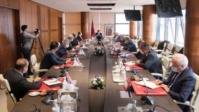 رئيس الحكومة يناقش مستجدات الحالة الوبائية مع زعماء الأحزاب