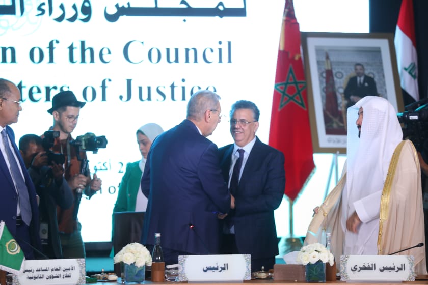 وزير العدل عبد اللطيف وهبي يتسلم رئاسة الدورة 38 لمجلس وزراء العدل العرب من الجزائر