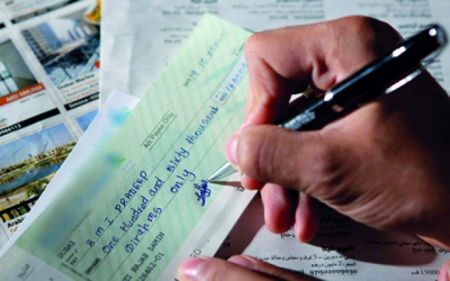 مجلس المنافسة يوصي بتشديد العقوبات على المصحات الخاصة المطالبة بـ"شـيك الضمـان"