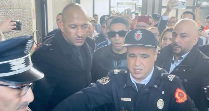 استقبال جماهيري حاشد لـأشرف حكيمي  بالقصر الكبير