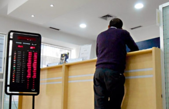 توقعات باستمرار تراجع قيمة الدرهم أمام الدولار خلال 3 أشهر المقبلة