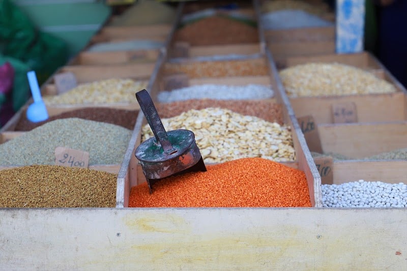 تباطؤ في الإقبال على القطاني رغم وفرة العرض واستقرار الأسعار