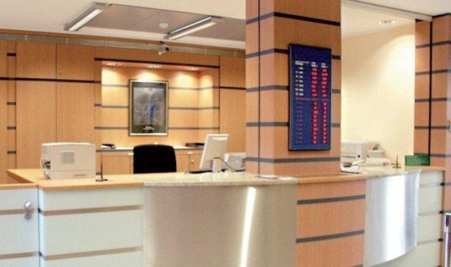 يهم زبناء البنوك: زيادات في أسعار "الباقات" والبطاقات البنكية