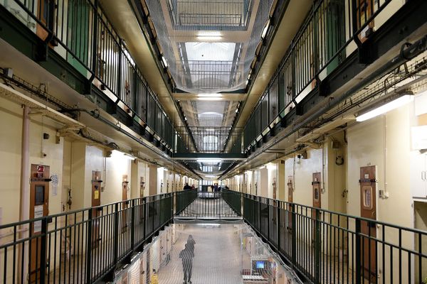 معطيات أوربية.. معدل الحبس في فرنسا يسجل ارتفاعا "نوعيا" في عهد ماكرون