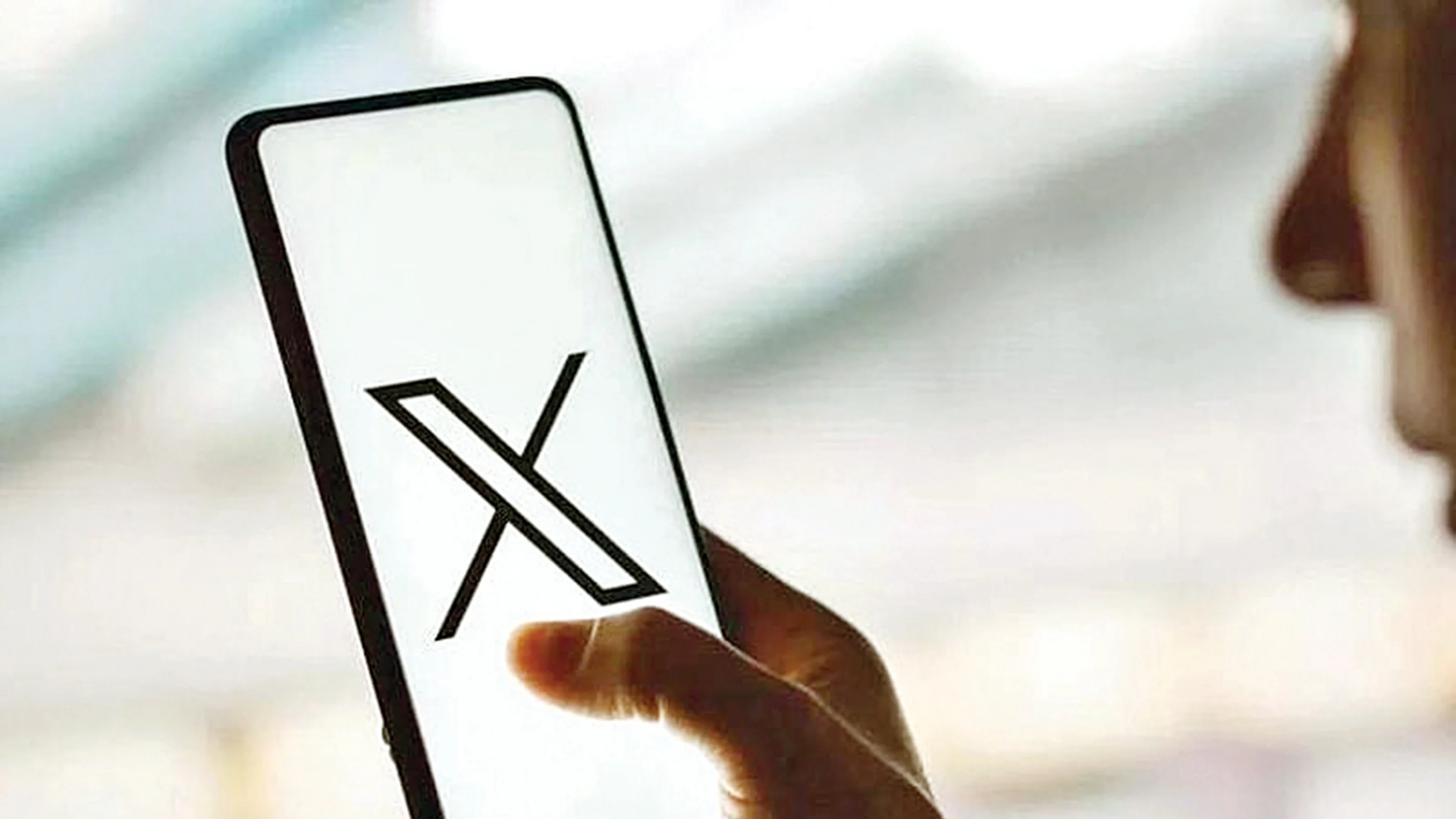 منصة "إكس" تقرر فرض رسوم على المستخدمين الجدد