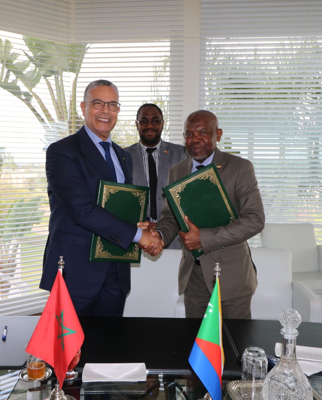 مكتب الكهرباء والماء يوقع اتفاقية تعاون مع جمهورية القمر