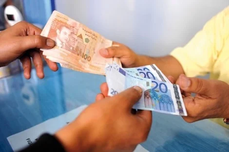 سعر صرف الدرهم ينخفض أمام الأورو والدولار الأمريكي