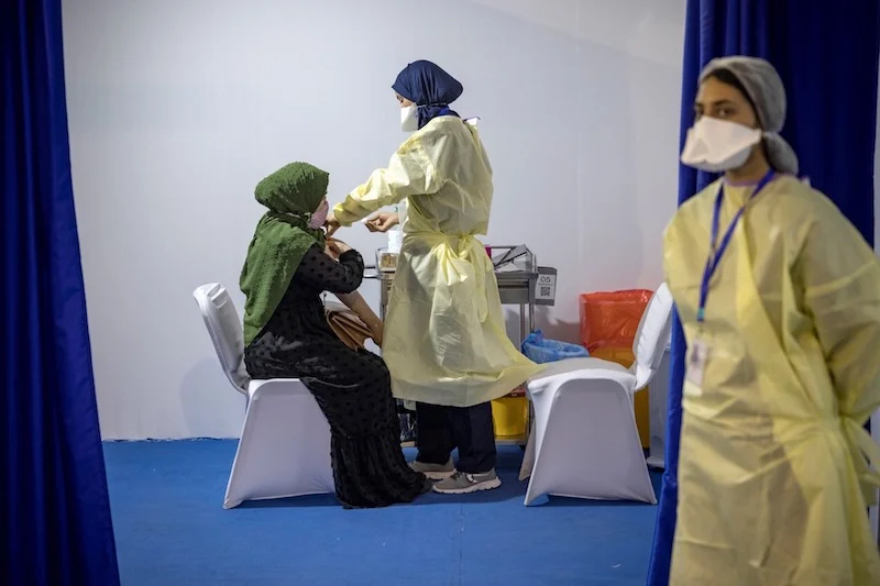 إصابات كورونا تعود إلى الانخفاض وسط جدل حول تمديد حالة الطوارئ الصحية