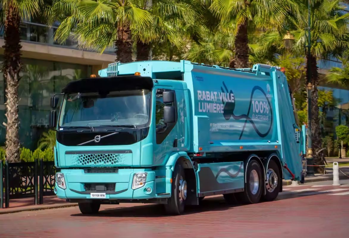 "فولفو تراكس" تسلم شركة لجمع النفايات أول شاحنة كهربائية