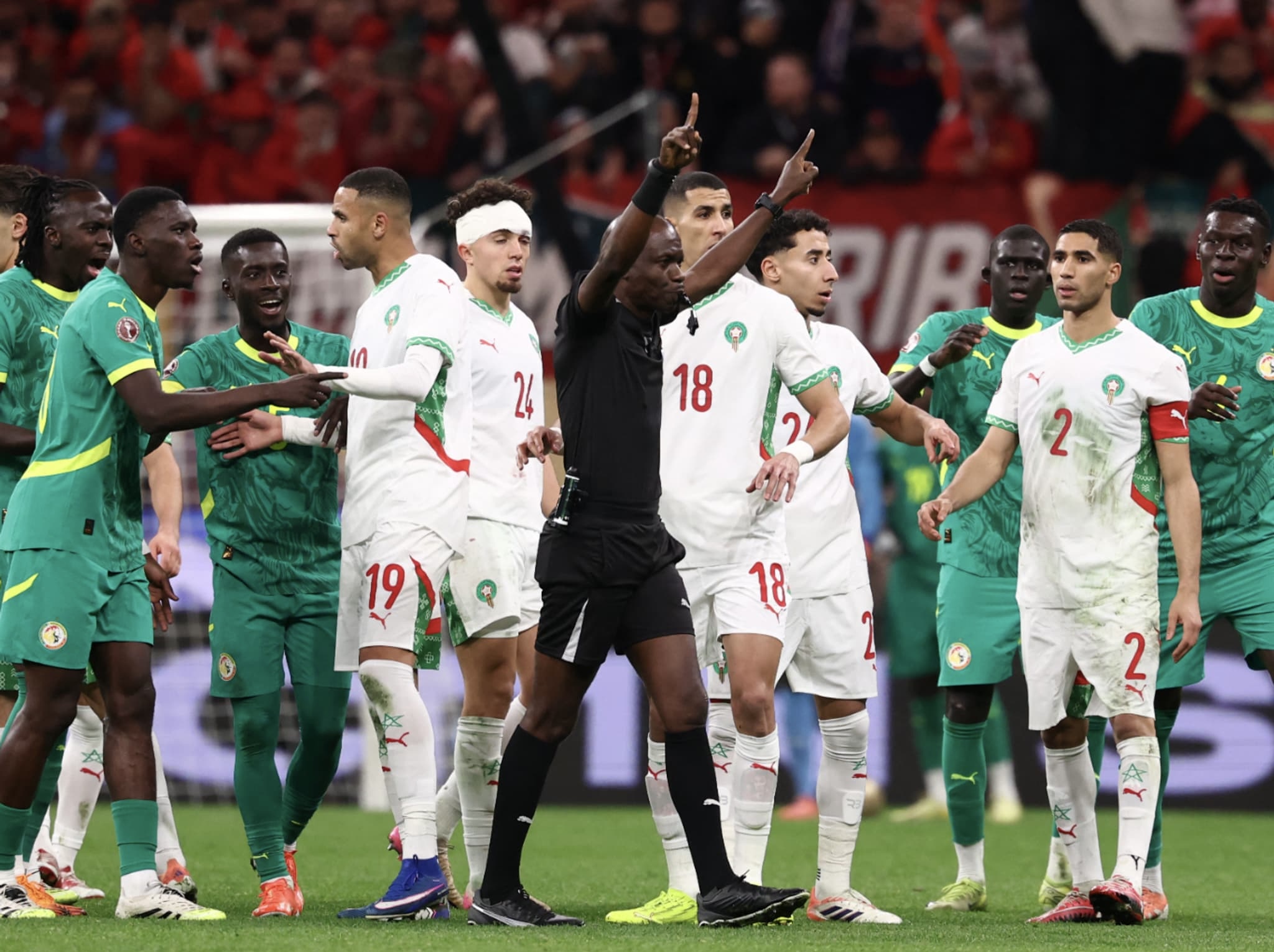 هل يهدد القرار المتأخر للـ"كاف" صورة الكرة الإفريقية واقتصادها؟