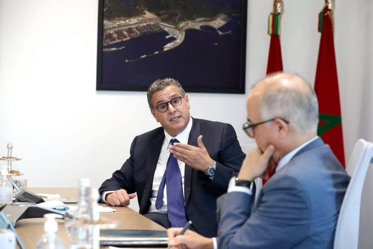 الحكومة تناقش زيادة أجور الأساتذة وتجمد العمل بالنظام الأساسي