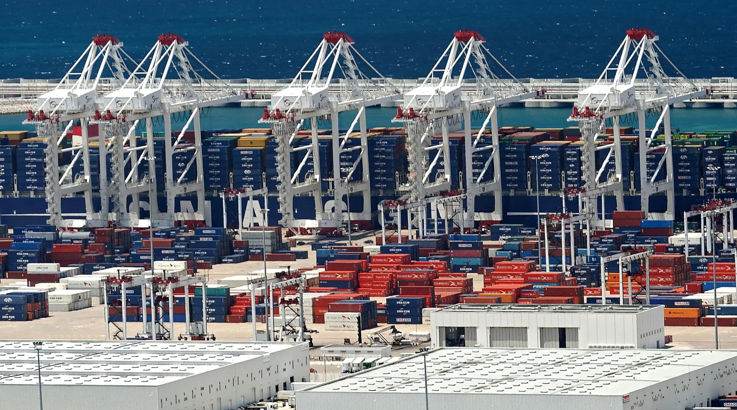 إجراءات التصدير والاستيراد.. "أونسا" تستطلع آراء مهنيي النقل الطرقي عبر الموانئ