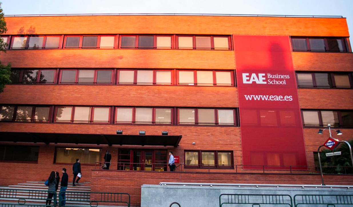 يهم الراغبين في الدراسة بالخارج.. اتفاق حول منح بين مجموعة "بلانيتا" والسفارة المغربية بإسبانيا