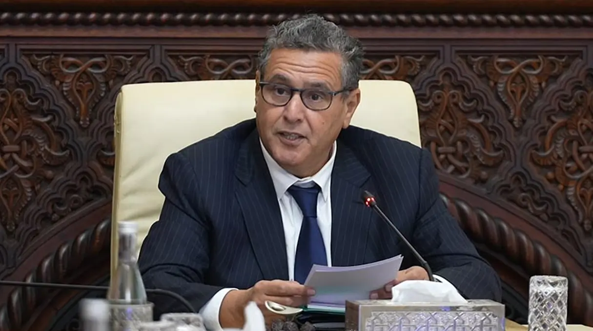 أخنوش يجمد العمل بالنظام الأساسي والاقتطاع من أجور الأساتذة