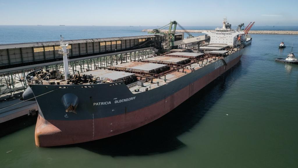 فرع مجمع الفوسفاط ينفذ أكبر عملية تحميل لناقلة أسمدة في تاريخه بميناء الجرف الأصفر