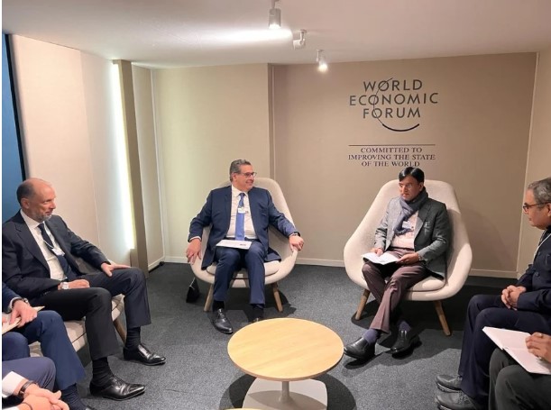 أخنوش يجري مباحثات حول الفوسفاط والأسمدة مع وزير هندي بـ"دافوس"